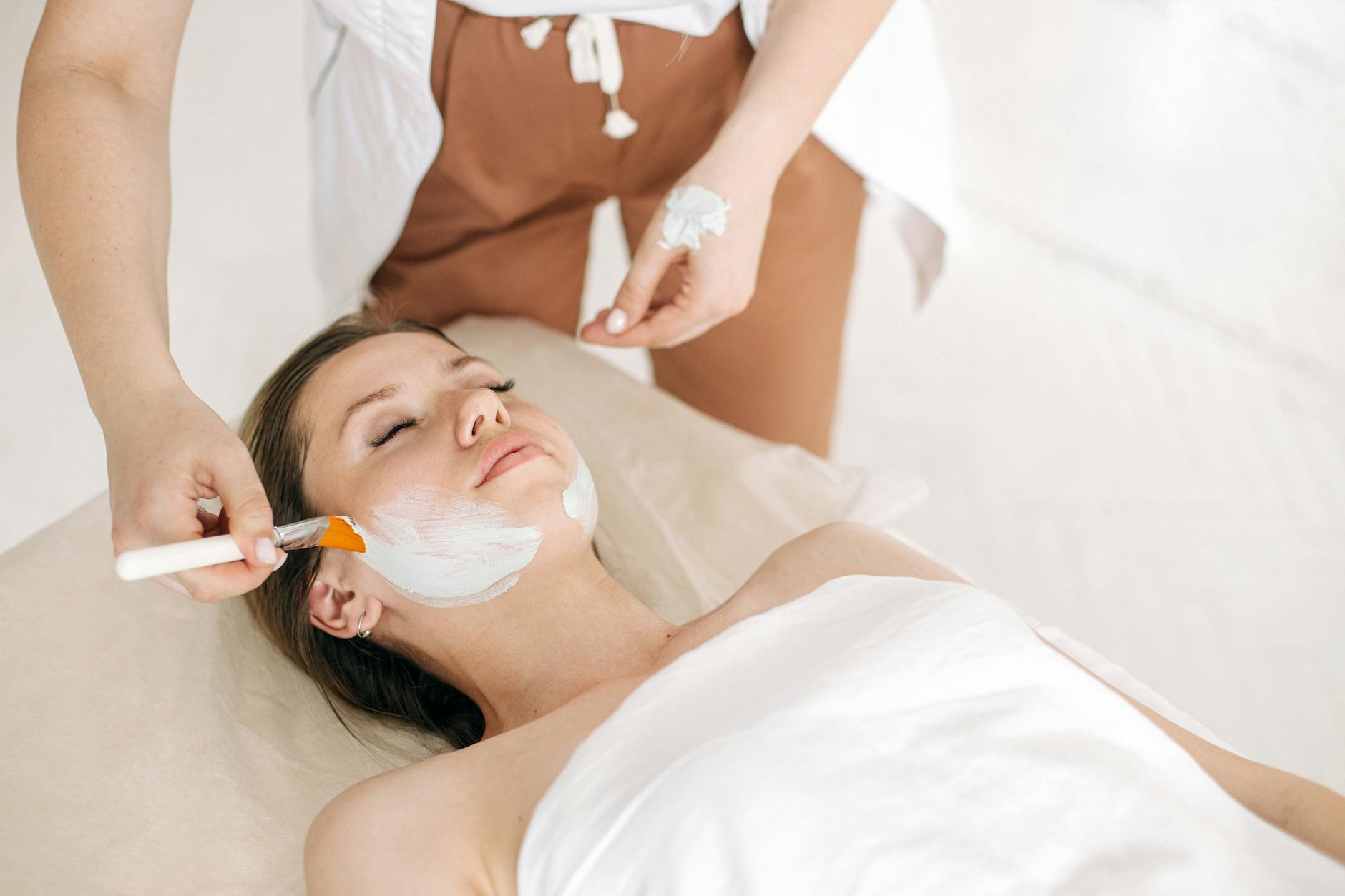Kobieta podczas relaksującego zabiegu na twarz w spa we Włoszczowie