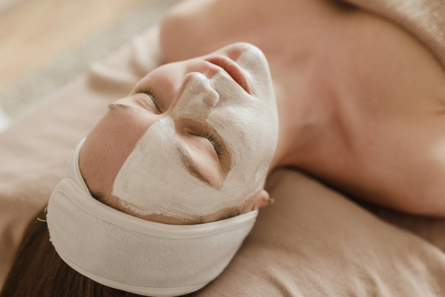 Kobieta relaksuje się w spa podczas zabiegu na twarz we Włoszczowie