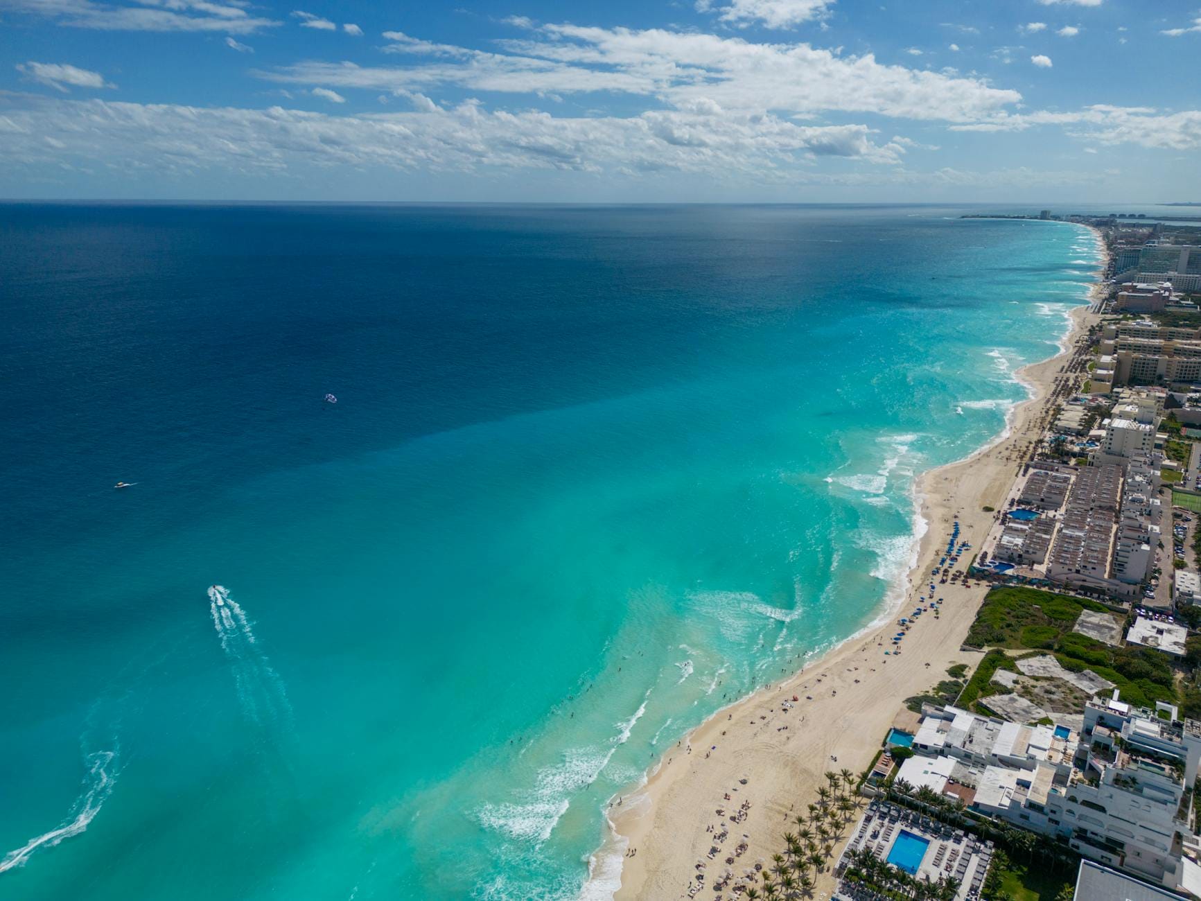 Lotniczy widok na turkusowe morze i plażę z hotelami w Cancún