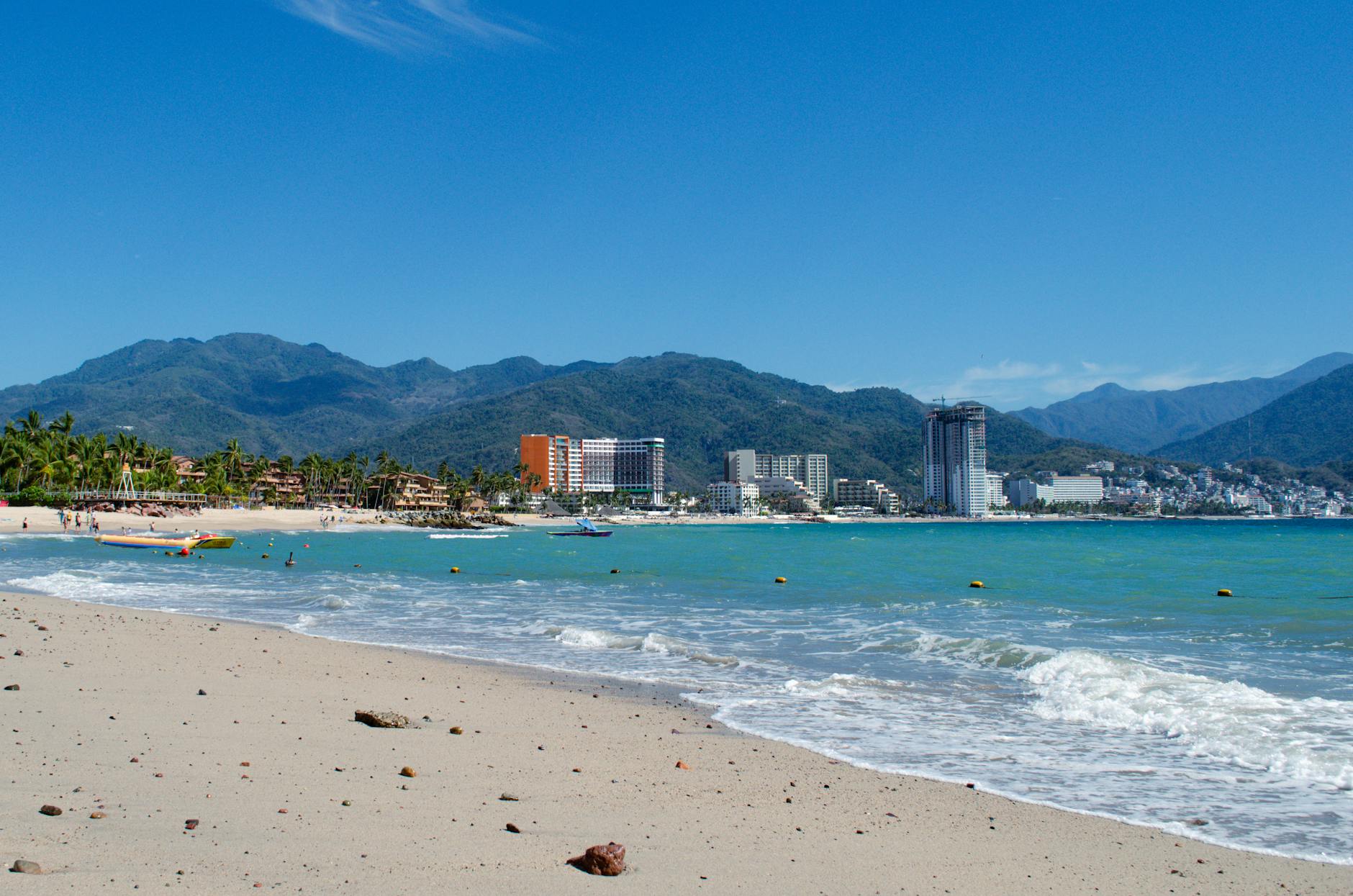 Plaża w Puerto Vallarta z panoramą miasta i gór w tle